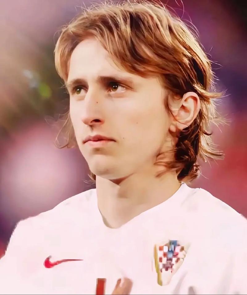 德国队和拜仁为39岁诺伊尔庆生，他拿到过2次欧